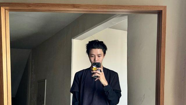 주우재, 올블랙 레이어드에 와이드 데님… 거울 앞 노멀코어 장인?
