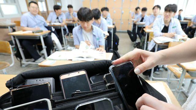 '스마트폰 금지법' 통과...수업 중 스마트폰 사용 '불법' 됐다
