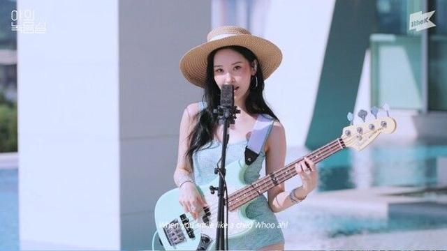 선미, 1theK ‘야외녹음실’서 ‘BLUE!’ 첫 라이브 선사…'청량몽환미 베이시스트' 변신