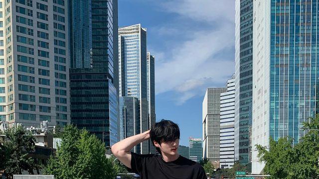 '월요병 치료제' 변우석, 도심 속 캐주얼 무드로 시선 강탈