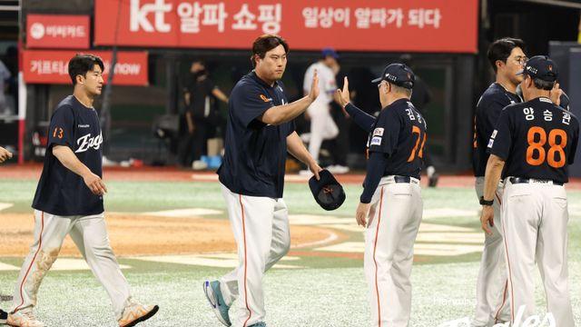 류현진 향한 달 감독 '미안해' 시리즈...사령탑 한마디에 담긴 셀 수 없이 많은 의미 [IS 시선]