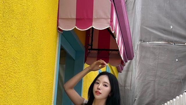 이리안, 블랙 미니 스커트로 뽐낸 각선미 매직