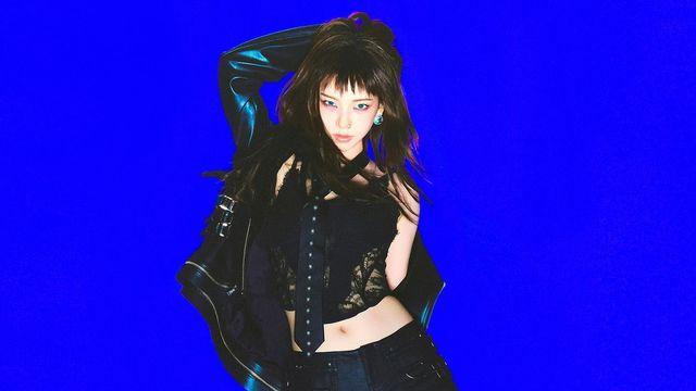 에스파 카리나, 레이스 타이츠로 완성한 다크 글램의 정석