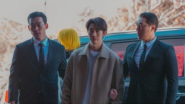 '메리 킬즈 피플' 강기영, '양팔 포박 동행' 현장…무릎까지 꿇었다