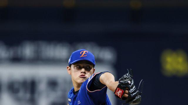 159㎞ 강속구 앞세워 7K 괴력투…한화 문동주, 풀타임 선발 3년 차에 10승 투수 등극