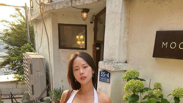 화이트 팬츠 하나로 비율 게임 끝? 골목 노을빛이 증명했다