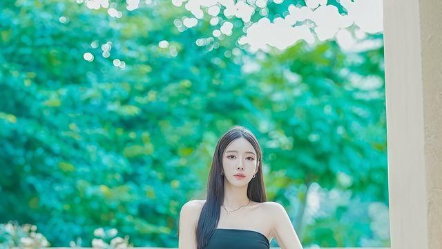 유리안, 몽환적인 올블랙과 청량 데님이 만난 이색 무드