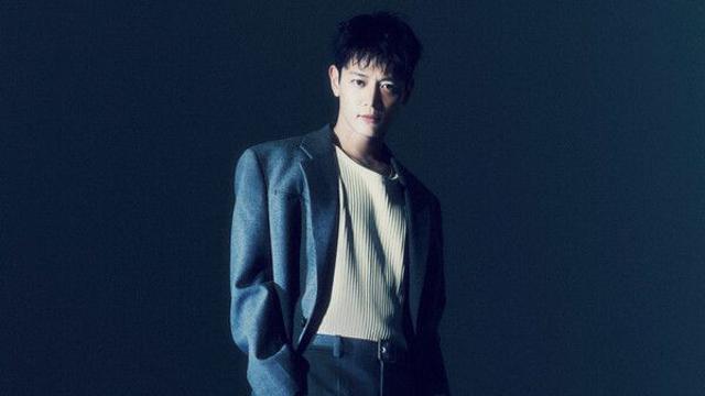 최민호, 연기 대가 박근형과 '시크한 기다림'…패션화보 공개