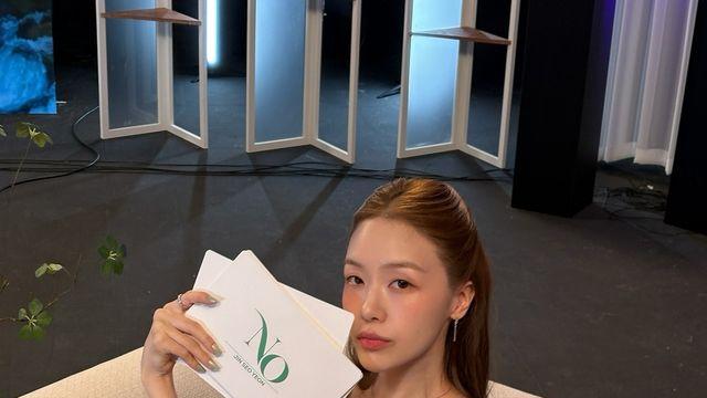 방민아, 블루 패턴 톱으로 전한 근황