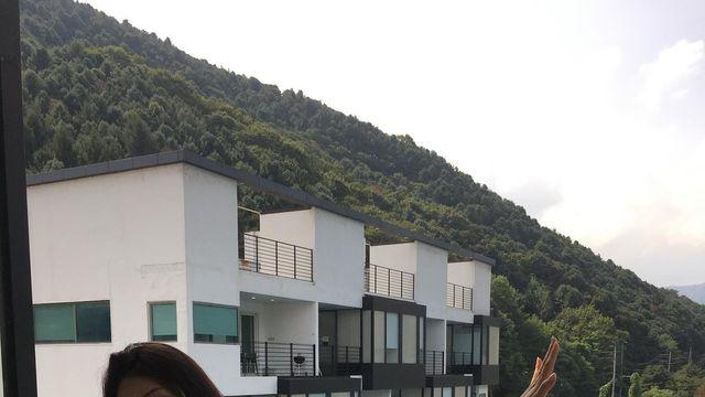 풀빌라 발코니에서 플로럴 로브 휘날리며... 브브걸 출신 남유정의 바캉스 데일리 룩