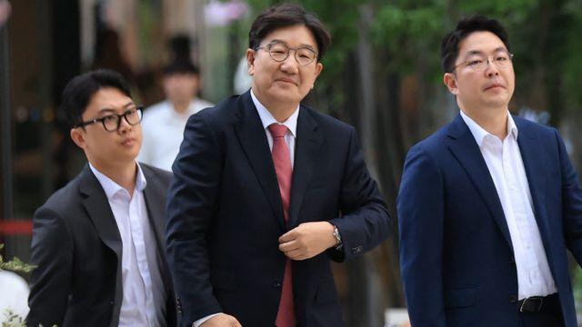 '친윤' 권성동 의원, '정치자금법 위반 혐의...피의자 신분으로 특검 출석'