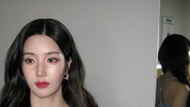 권은비, 무대 위 보석 드레스처럼 빛난 '헬로 스트레인저'의 아우라
