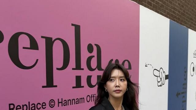 일부러 연 걸까, 실수일까… 채정안의 오픈백 미스터리 [입스타그램]