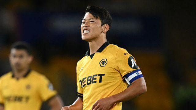 ‘주장 완장’ 찬 황희찬, 아쉬운 PK 실축... 팀은 리그컵서 승리