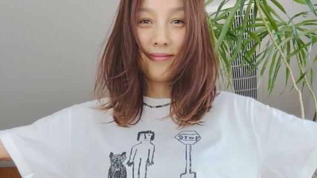 이효리, 40대 맞아? ‘반려견 후원 티셔츠’ 입고 뽐낸 동안 미모