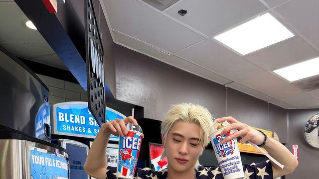 NCT 재현, 별이 쏟아진 셔츠로 ‘편의점 화보’ 완성