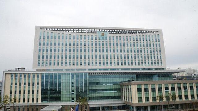 이웃집 대문 부수고, 흉기 들고 배회…60대 징역형 집유