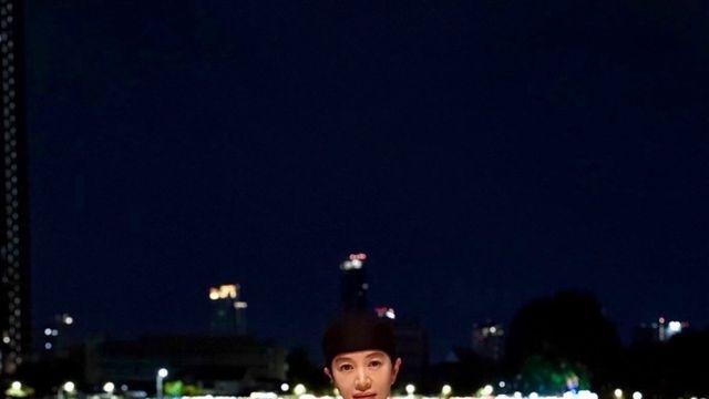 '54세' 김혜수, 나이 믿기지 않는 몸매…밤 풍경마저 압도 [★해시태그]