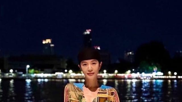 김혜수, 뭘 입은 거야? 오묘한 패션…완벽 몸선까지 ‘어지럽네’ [DA★]
