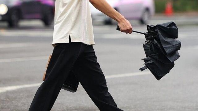 [날씨] 오늘 낮 최고 33도 늦더위 계속…제주 소나기