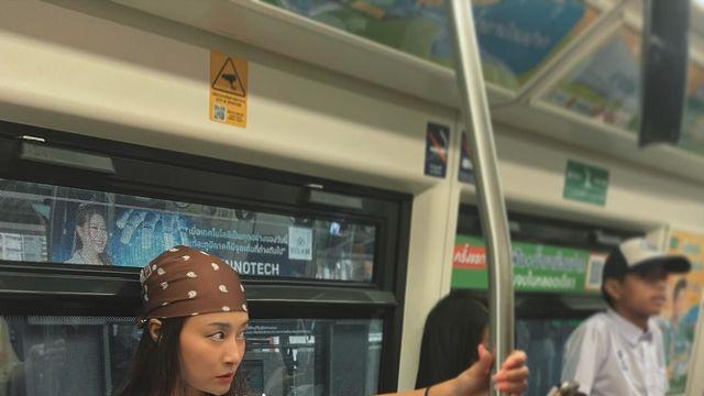 황보, 지하철에서도 휴양지 무드? 과감한 오버핏 티셔츠룩