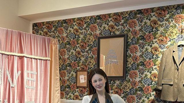 프레피에 러플을 얹다? 아이비의 ‘스커트 오버 팬츠’ 실험