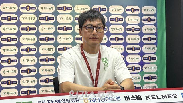 충격받은 이정효 감독 “선수들에게 얼굴과 눈으로 심하게 욕했다”…벤치에 늦게 나온 이유는 [IS 승장]