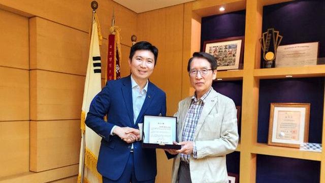 교보 신창재, 대한체육회 감사패 수여…