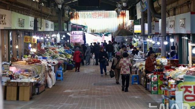 소득 8분기째 늘었지만 실질소득 제자리…가계는 지갑 닫았다
