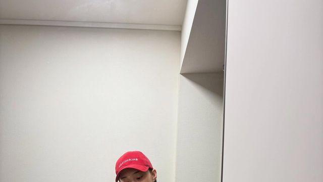 윤지수, ‘화이트 티+데님+레드 볼캡’으로 완성한 청량 캐주얼