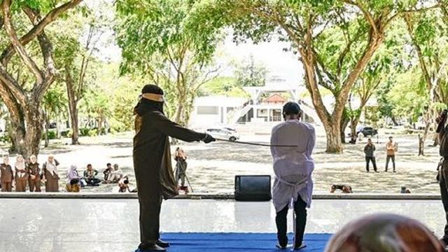 남성끼리 공원 화장실서 키스…76대씩 공개 채찍질한 '이 나라'
