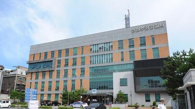 흉기 들고 금은방 침입한 40대, 직원들에 제압당해