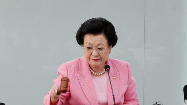 이배용 국교위원장, 김건희에 '금거북이 청탁' 의혹…특검 강제수사(종합)