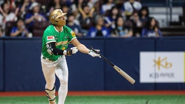 키움 송성문, MLB 11팀 스카우트 앞에서 한화 폰세 상대 홈런