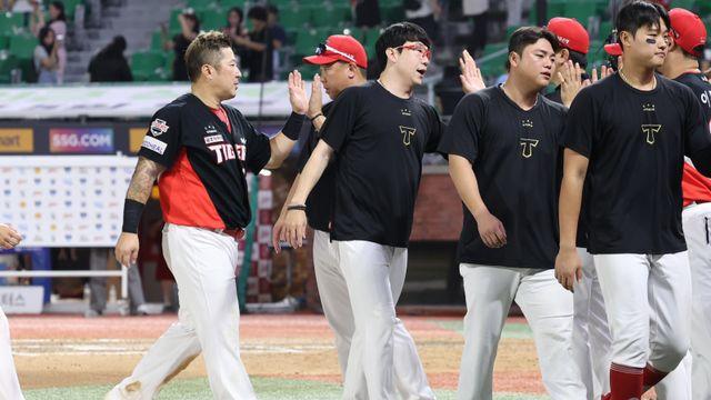 6명 투입 '불펜 물량전'으로 버텼다. 2연승 이범호 감독 