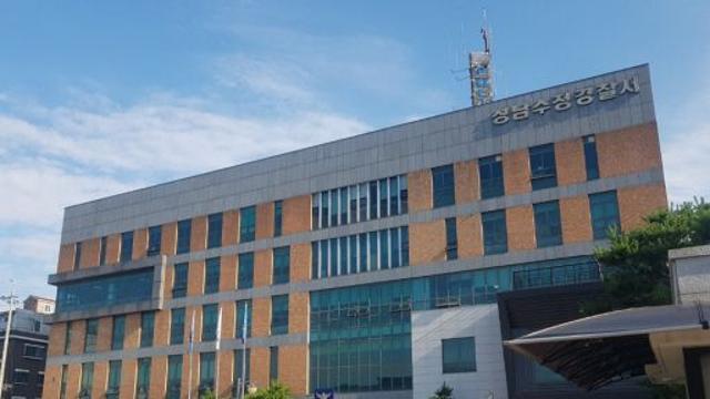 흉기들고 성남중앙시장 금은방 침입한 강도…직원들이 제압했다