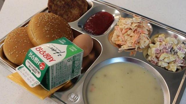 20대 초반 남성들이 줄서서 먹는 햄버거정식 