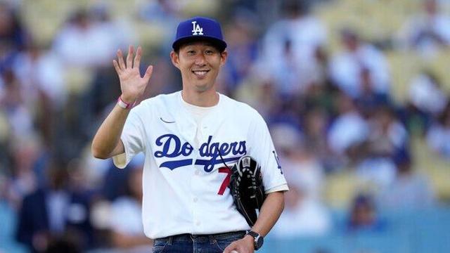 “손흥민이 완벽한 스트라이크를 던졌다” 축구장 아닌 야구장에 나타났다고? ‘LA다저스 시구 화제’