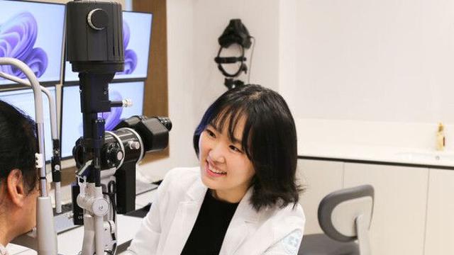 어두운 밤 스마트폰 보는 당신…실명원인 '이 질환' 조심