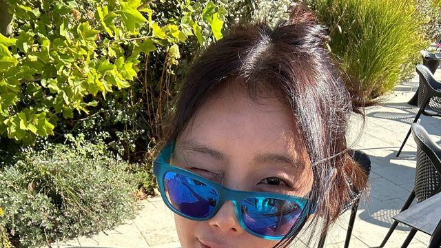 물 반사까지 스타일로 먹는 ‘미러 선글라스 장인’ 강소연