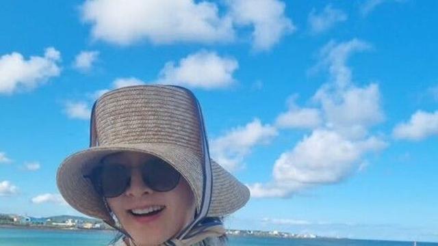 54세 이영애 여전히 청순…수영장서 뽐낸 우아美