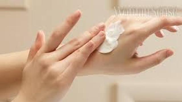 촉촉하고 예쁜 손.