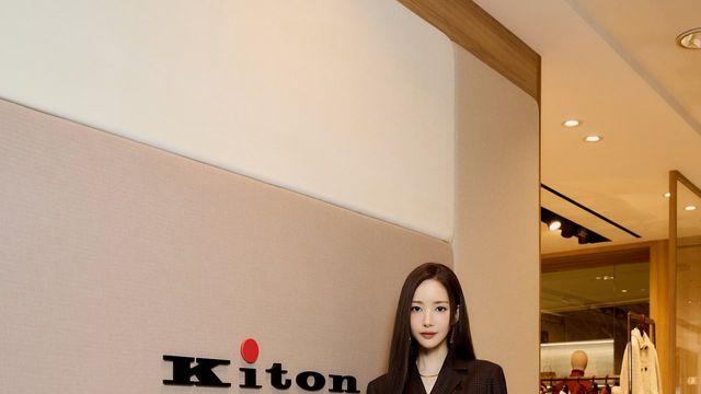 키톤 FW25 팝업에 박민영 뜨다: ‘체크 수트+골드 K 클러치’로 갤러리아 EAST 접수한 클래식 퀸 등장