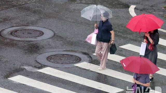 전국 대부분 지역 소나기…낮 최고 35도' 찜통더위'[오늘날씨]