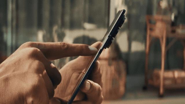 “‘셔츠 못 입혀?’ 삼성, 아이폰 AI기능 또 조롱[모닝폰]