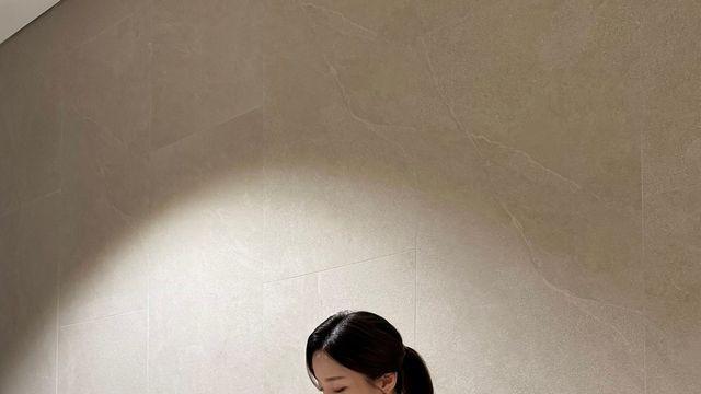 조명진 아나운서의 여름 끝자락 데일리룩, ‘시스루 카디건+플레어 원피스’ 완벽 공식