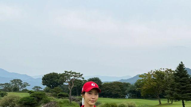 안근영, 필드 위 블랙&화이트 감각으로 시선 집중