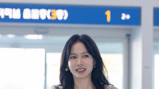손예진, 테스토니와 함께한 우아한 공항패션 공개