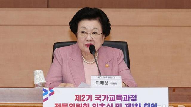 매관매직 의혹에 두문불출…