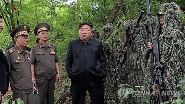 길리슈트에 숨은 北 저격수들…최신 개량 소총도 눈길